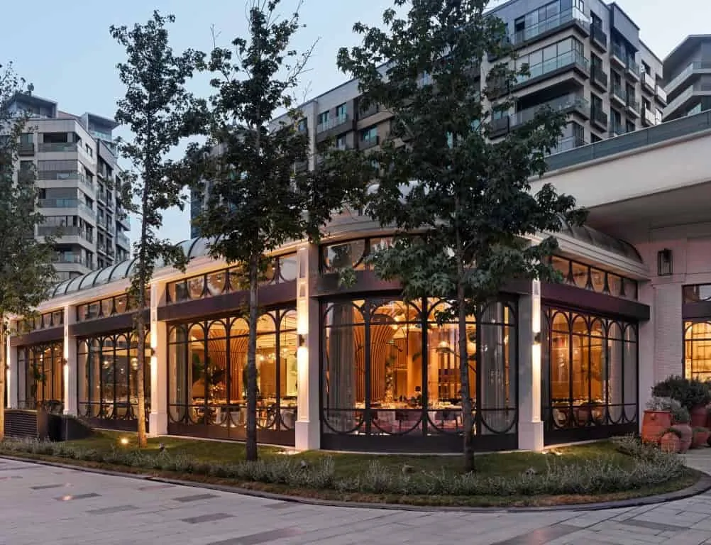 由建筑师艾西姆·科赞利设计的Seraf Vadi餐厅：文化与现代设计的和谐融合