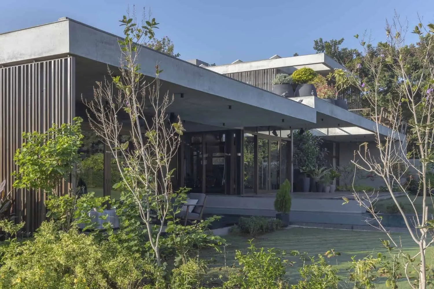 Courtyard House by MODO Designs: Modern Haveli with Open Courtyards in Rancharda