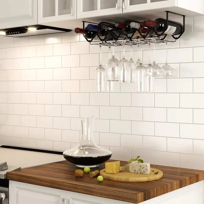 13. Estante colgante para copas de vino bajo mobiliario de cocina