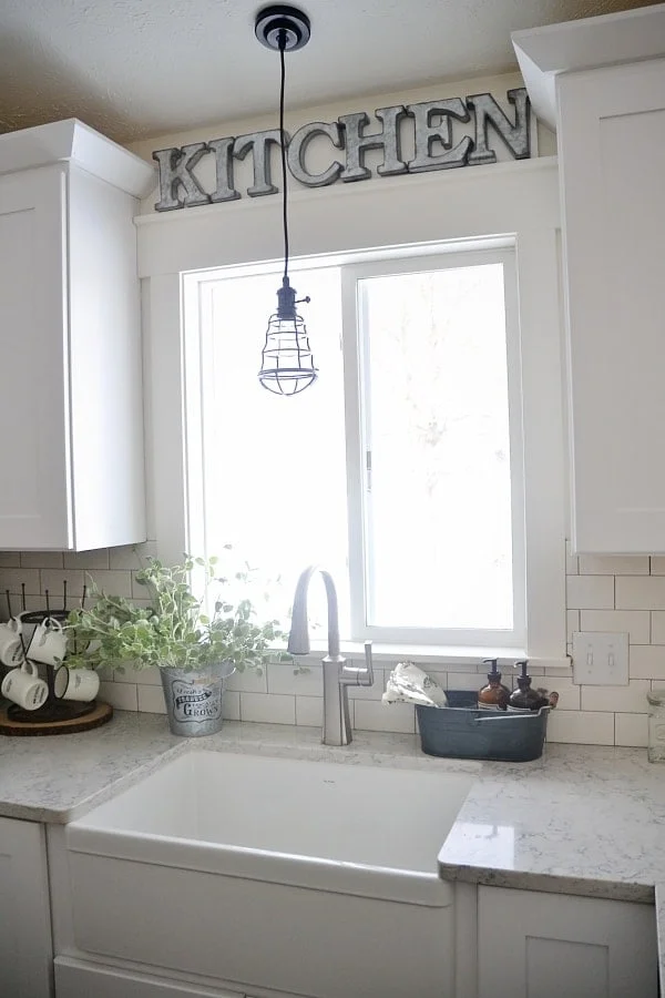 11. Letras metálicas de diseño industrial DIY