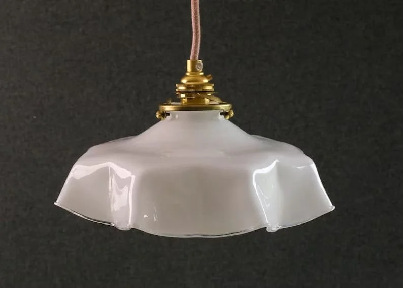 2. Lámpara colgante francesa antigua con vidrio blanco