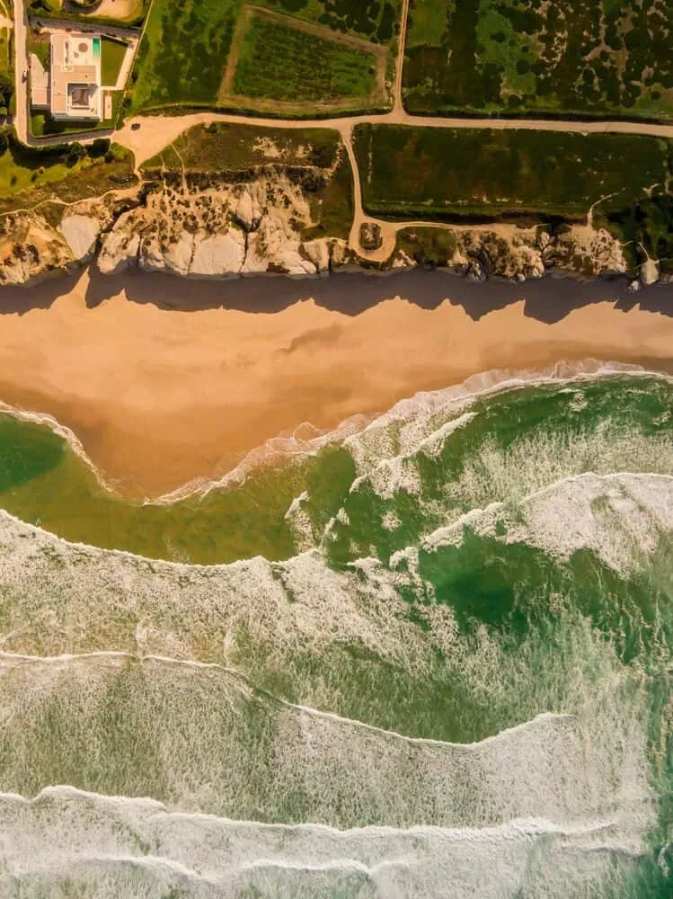 Casa Falésia del Rey de [i]da arquitectos en Obidos, Portugal