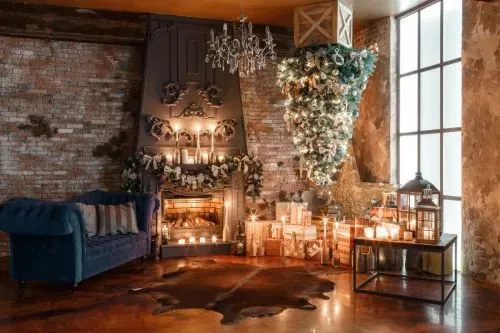 The Phenomenon of the Inverted Christmas Tree Captures the Holiday Season