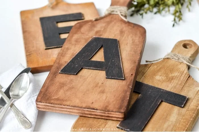 13. Pared de cuadros DIY hecha con tablas de cortar