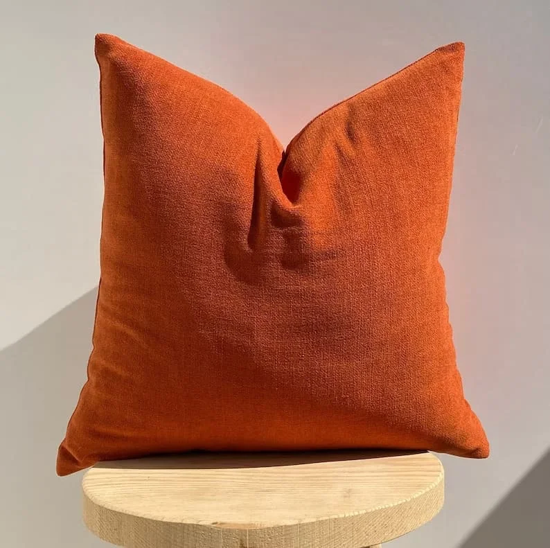 9. Almohada suave naranja