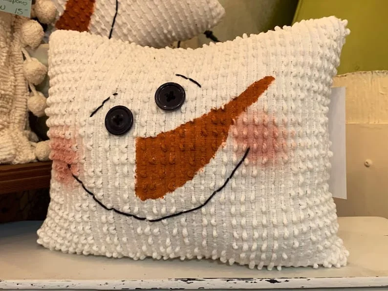 8. Almohada con muñeco de nieve de seda