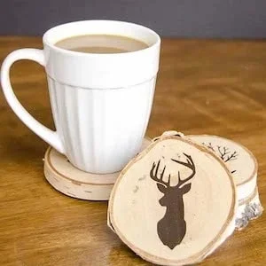 13. Tazas con dibujos de madera