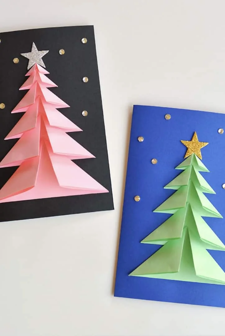 1. Tarjeta de papel con un árbol navideño
