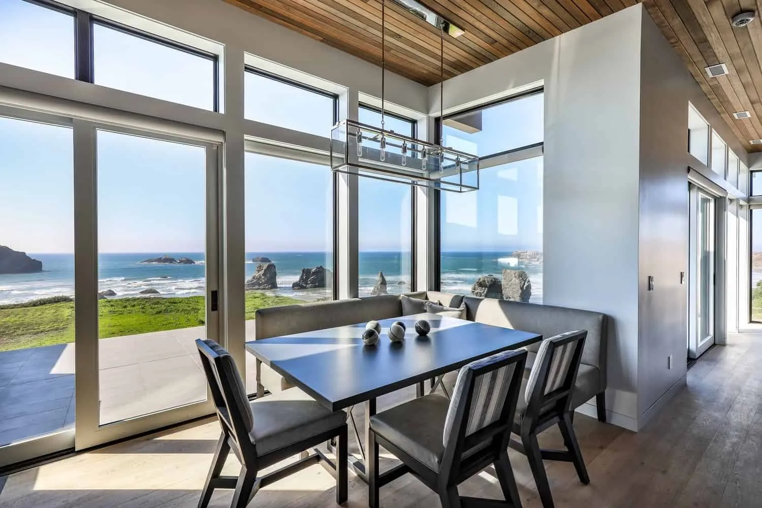 Beach House Face Rock by Giulietti Schouten Weber Architects in Bandon, Oregon Beach House Face Rock by Giulietti Schouten Weber Architects in Bandon, Oregon