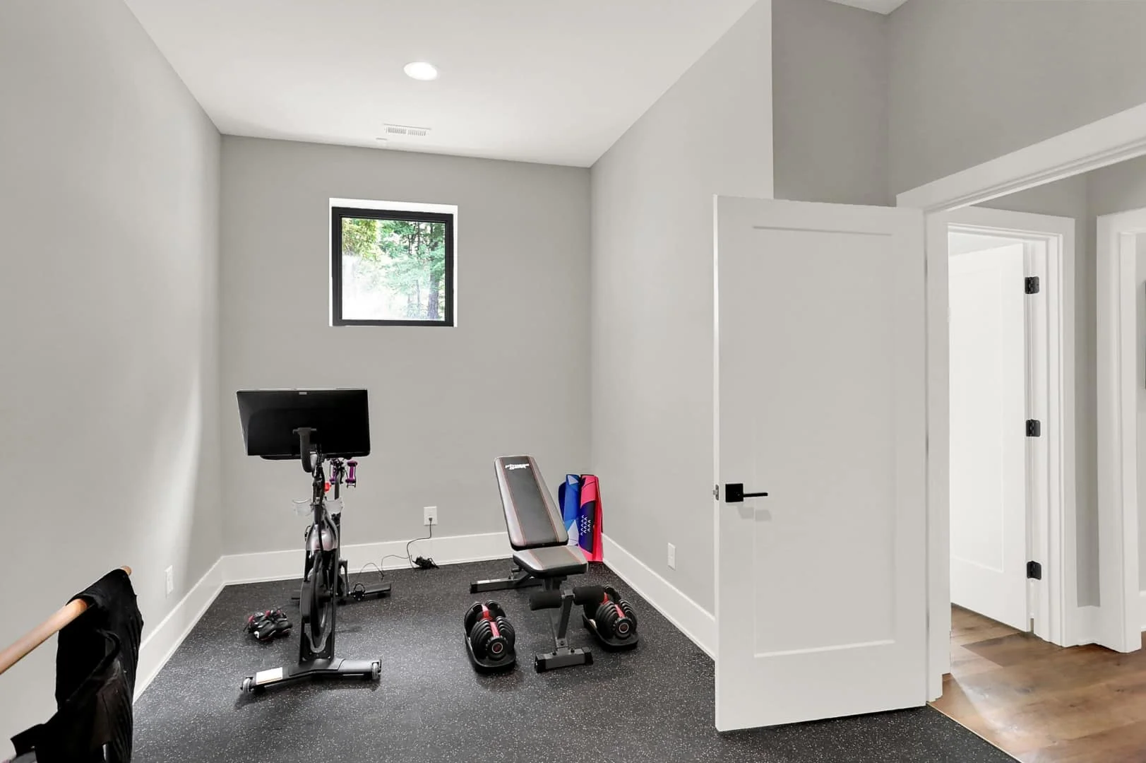 4. Sala de ejercicios en casa moderna, dos niveles