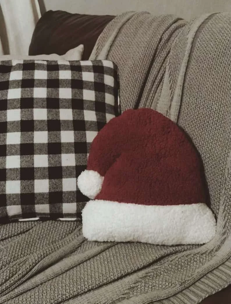 11. Almohada con sombrero navideño de Santa