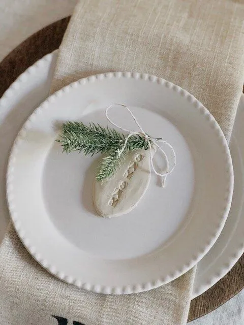 Set papier-mâché-Ortskarten setzen den Ton für ein festliches Abendessen