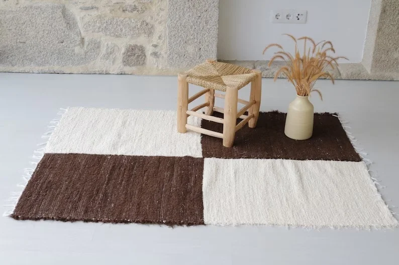 7. Alfombra mediana marrón-beige