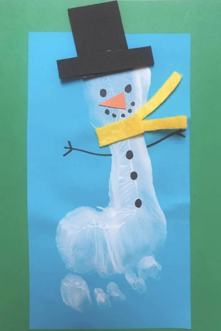 2. Hombre de nieve hecho con huellas de pies