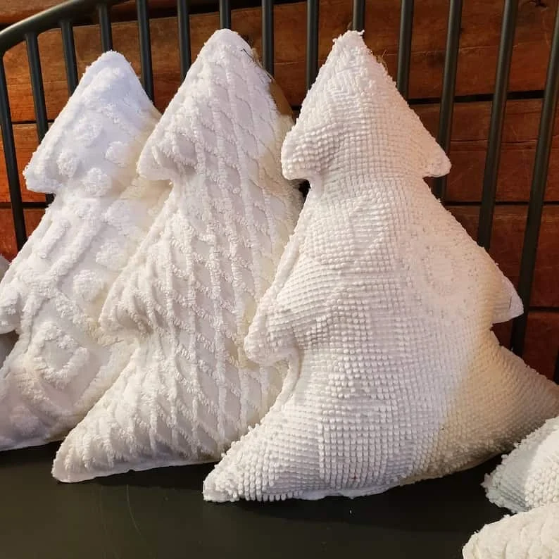 14. Almohada blanca con árbol navideño de seda