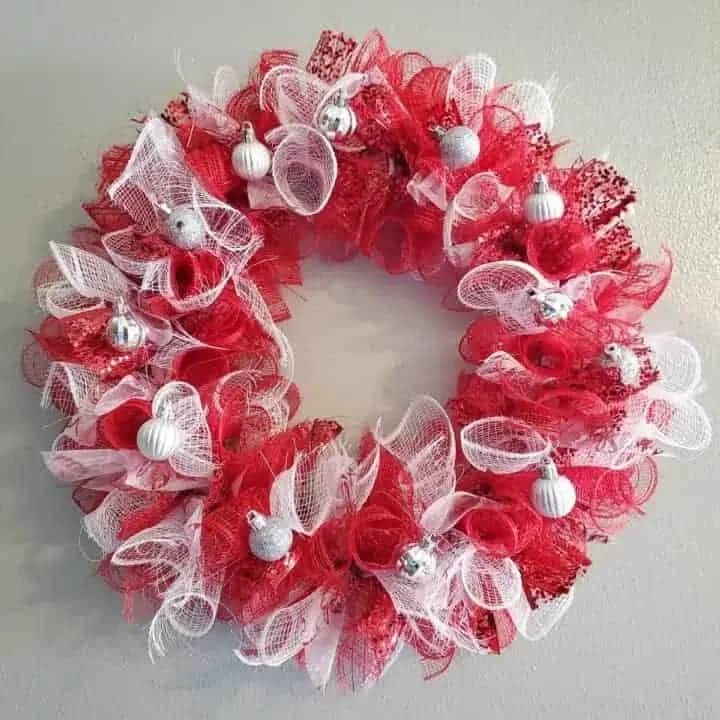 13. GUIRNALDA CON COLOR ROJO Y BLANCO