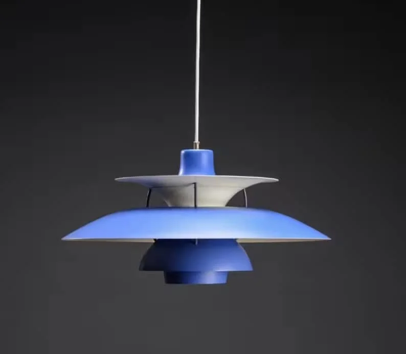 7. Lámpara azul original de Louis Poulsen