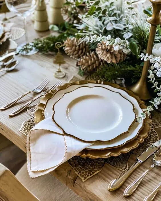 Stellar Table Setting for Christmas Dinner to Light Up Your Night