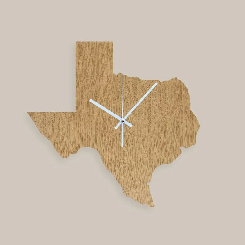 4. Holzuhren mit Texas-Schild