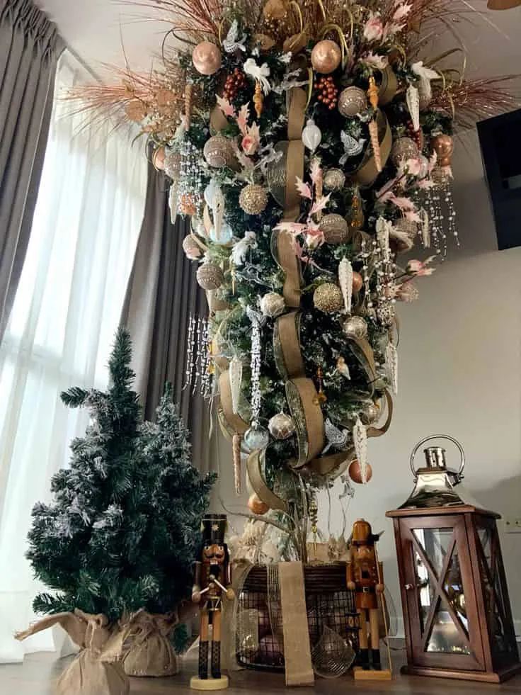 The Phenomenon of the Inverted Christmas Tree Captures the Holiday Season