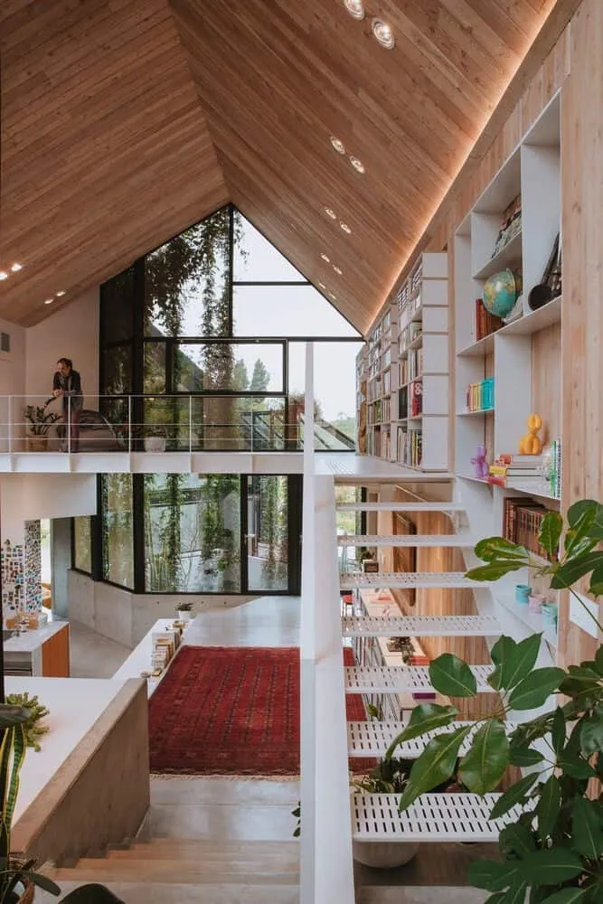 Capa Arquitectura设计的库普拉之家：模块化黑色住宅，与光影和花园交织