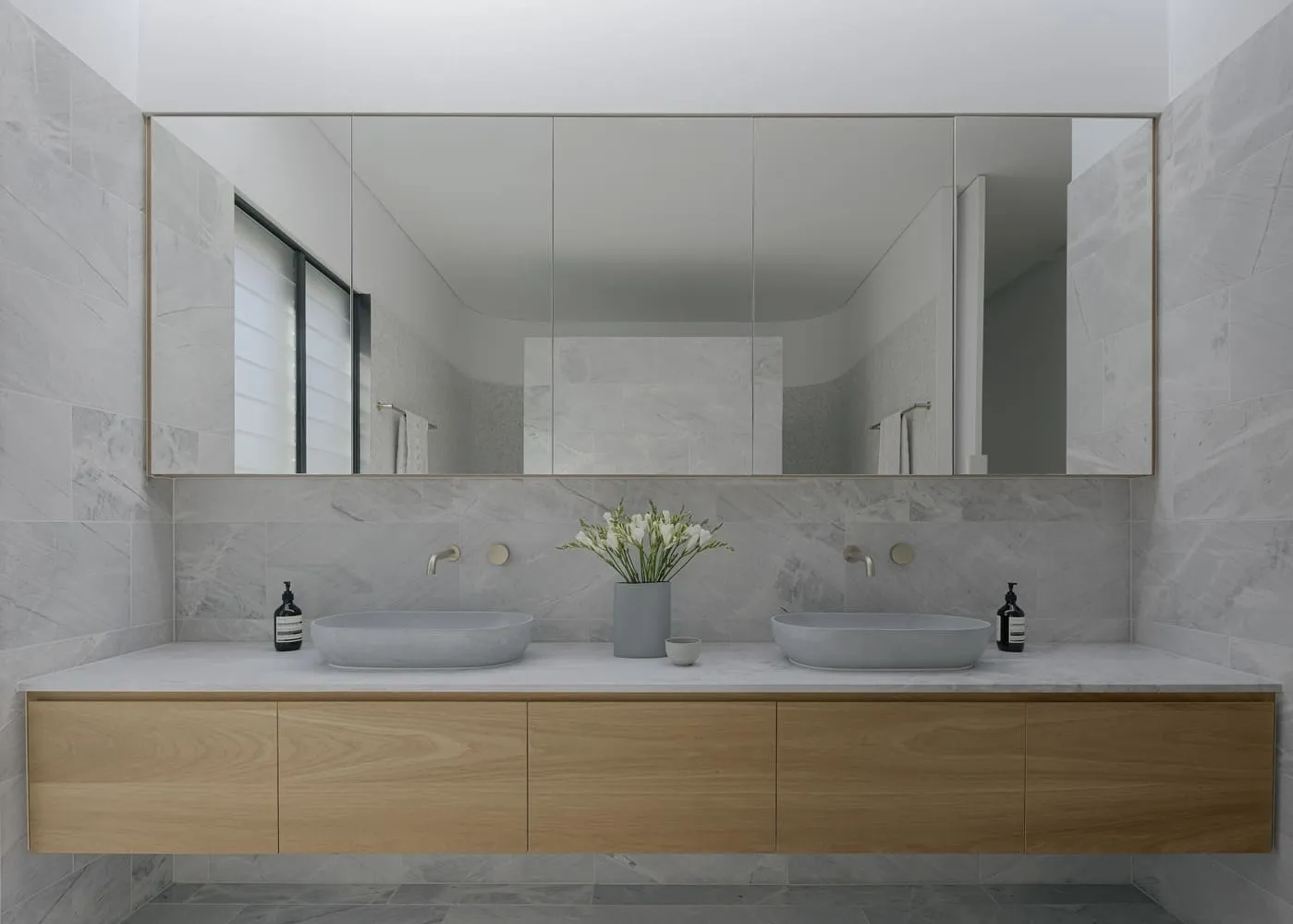 由乔·阿德赛特建筑师设计的回旋现代舒适住宅：埃斯科特的弯曲现代温馨