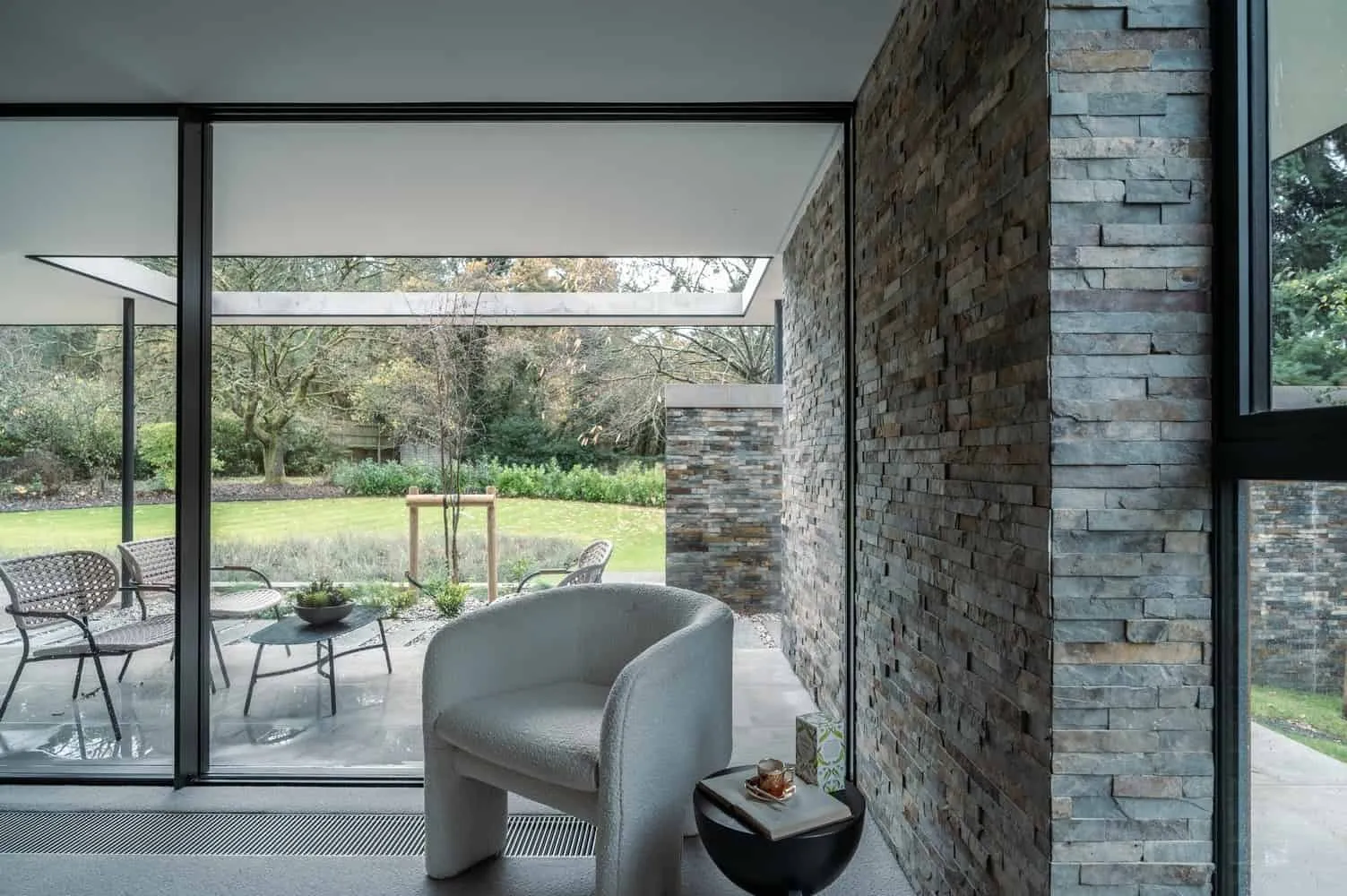 Sandwich House by Outset Think — Minimalist Home with Courtyard Inspired by Formal English Gardens, Surrey, England