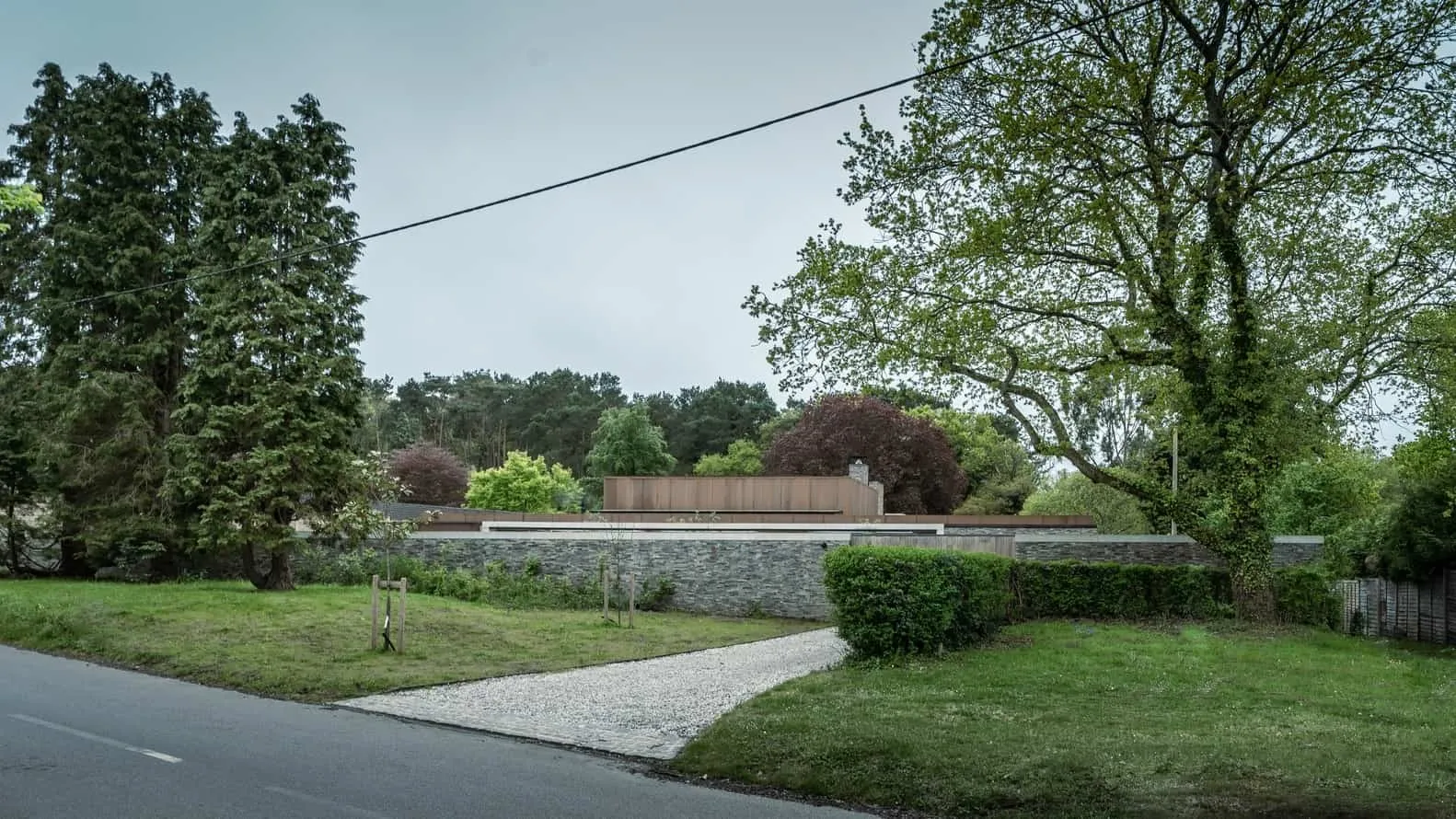 Sandwich House by Outset Think — Minimalist Home with Courtyard Inspired by Formal English Gardens, Surrey, England