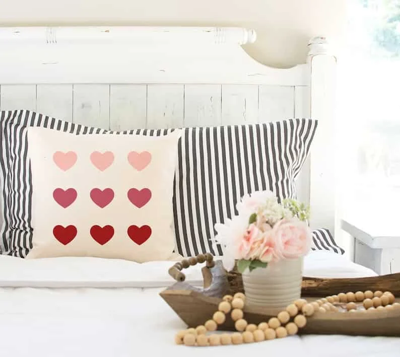 8. Almohada con nueve corazones para el Día de San Valentín