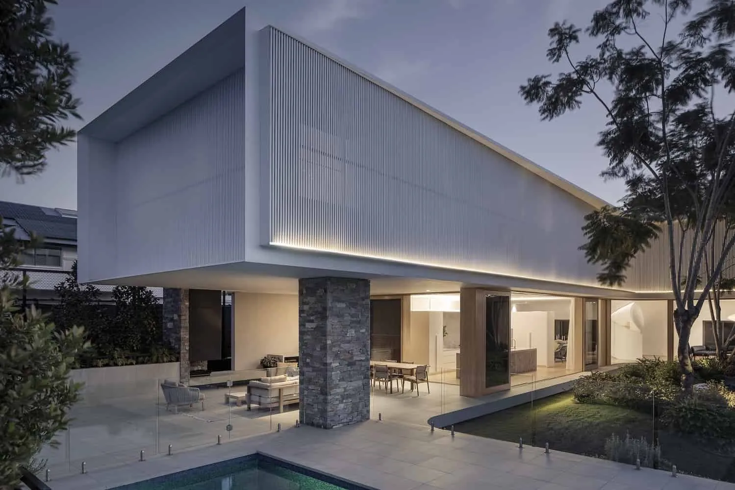 由乔·阿德赛特建筑师设计的回旋现代舒适住宅：埃斯科特的弯曲现代温馨