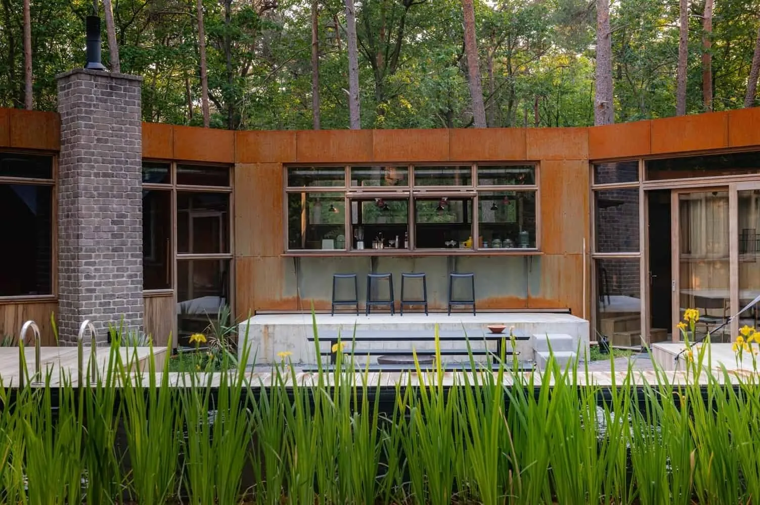 C House 由 GetAway Projects 设计：位于荷兰森林中的温馨地基住宅