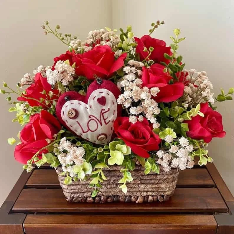 3. Composición central con rosas rojas