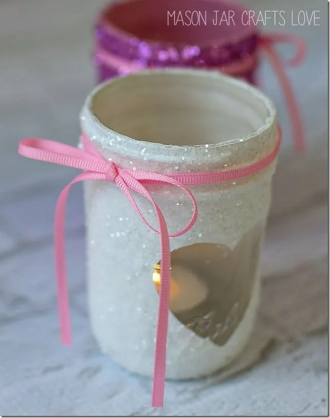 11. Velas con brillos de Mason Jar Crafts Love
