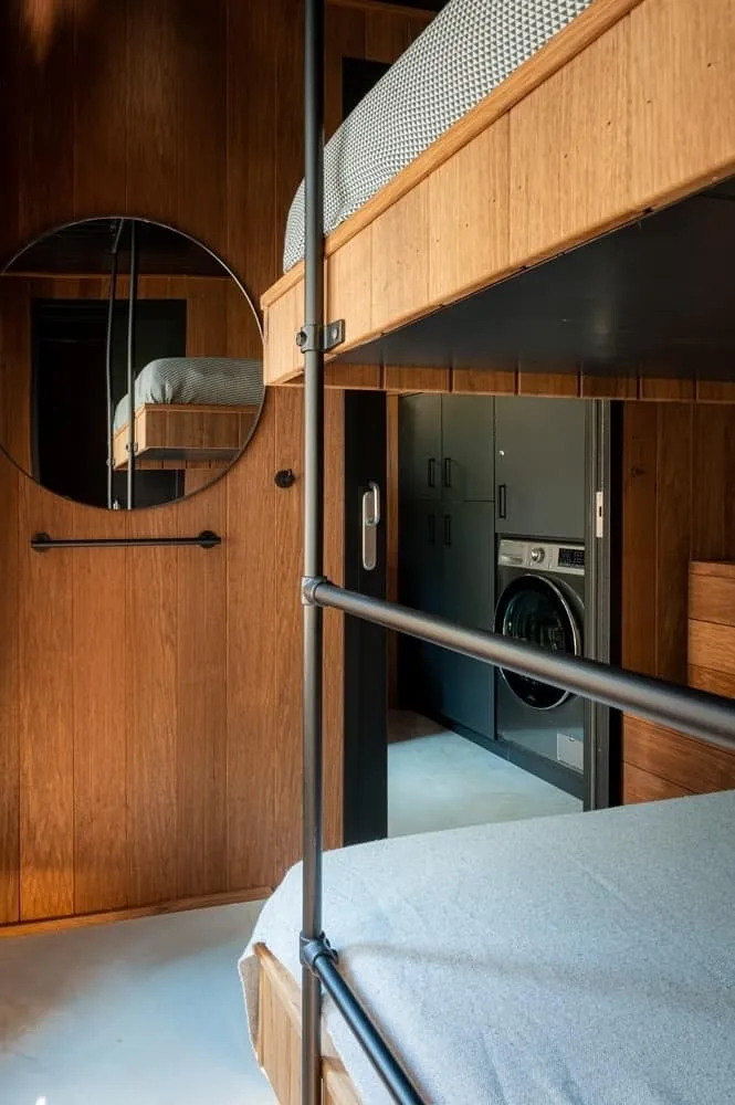 C House 由 GetAway Projects 设计：位于荷兰森林中的温馨地基住宅