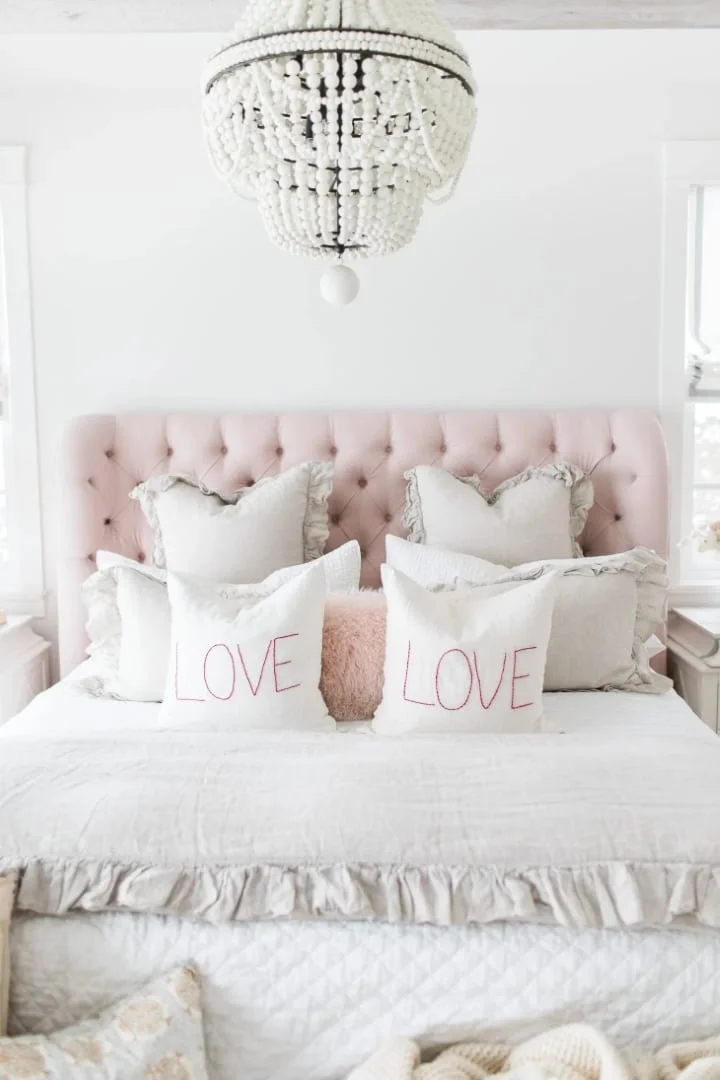 14. Almohada con bordado de amor para San Valentín