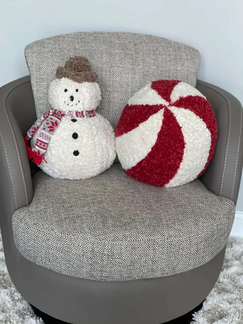 5. Almohada de muñeco de nieve sherpa