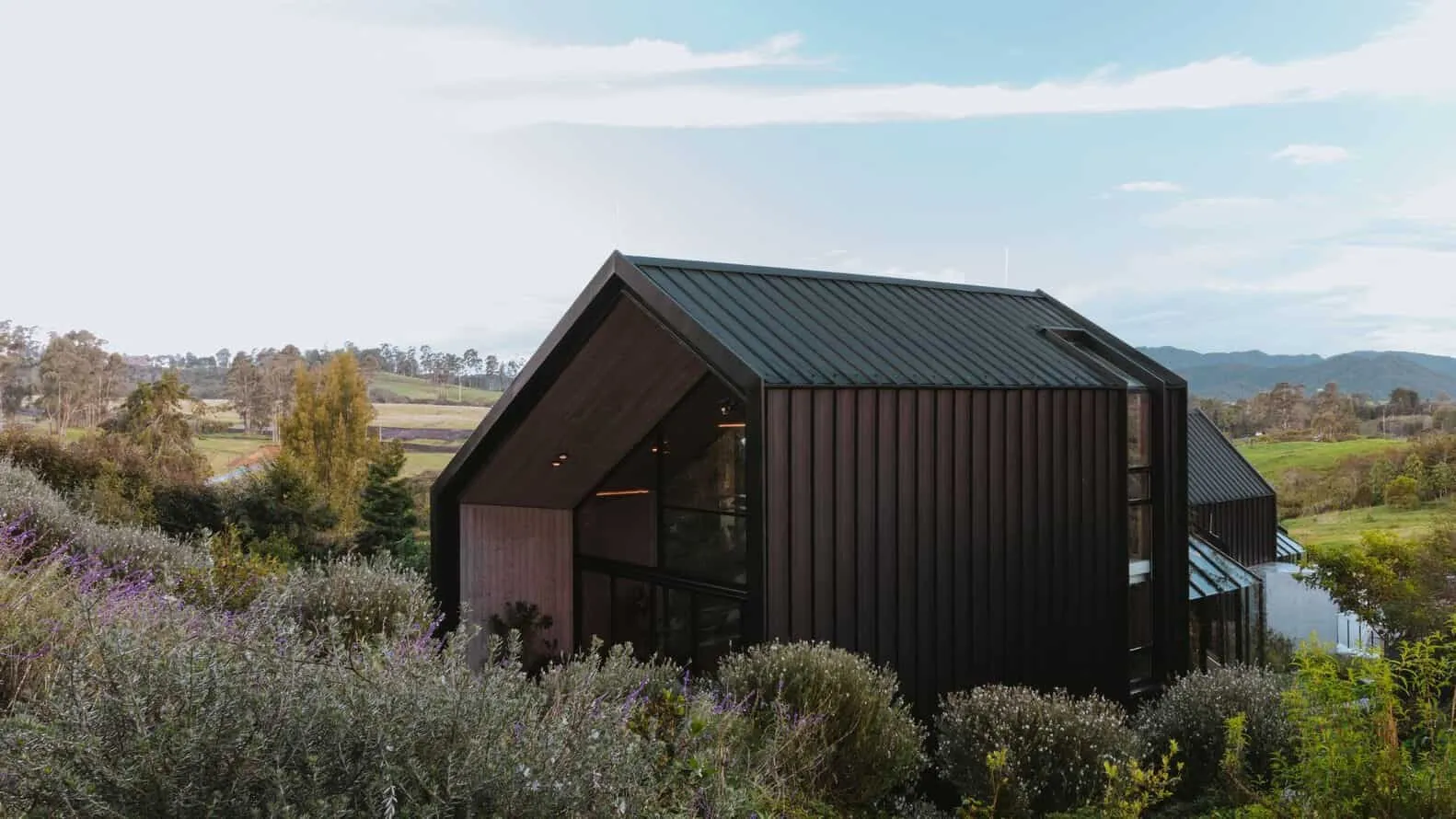 Capa Arquitectura设计的库普拉之家：模块化黑色住宅，与光影和花园交织