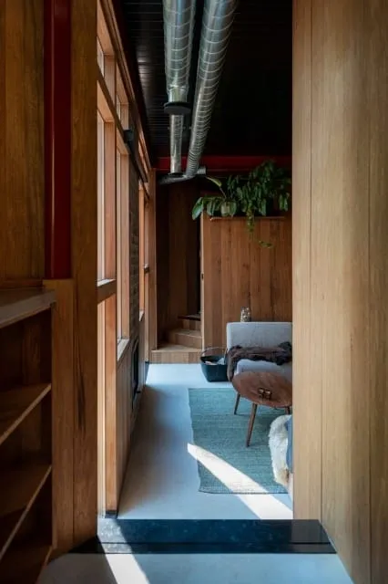 C House 由 GetAway Projects 设计：位于荷兰森林中的温馨地基住宅