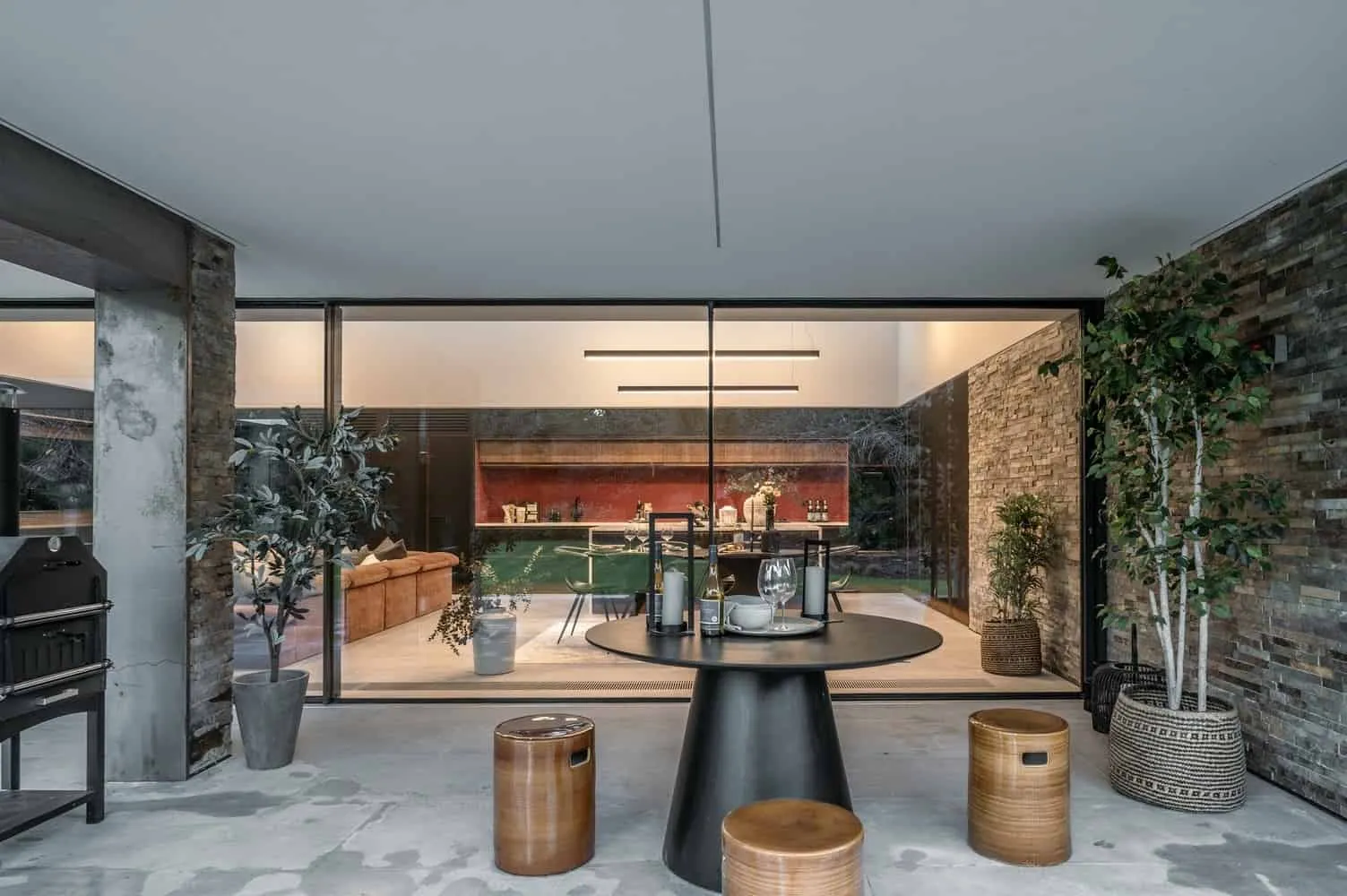 Sandwich House by Outset Think — Minimalist Home with Courtyard Inspired by Formal English Gardens, Surrey, England