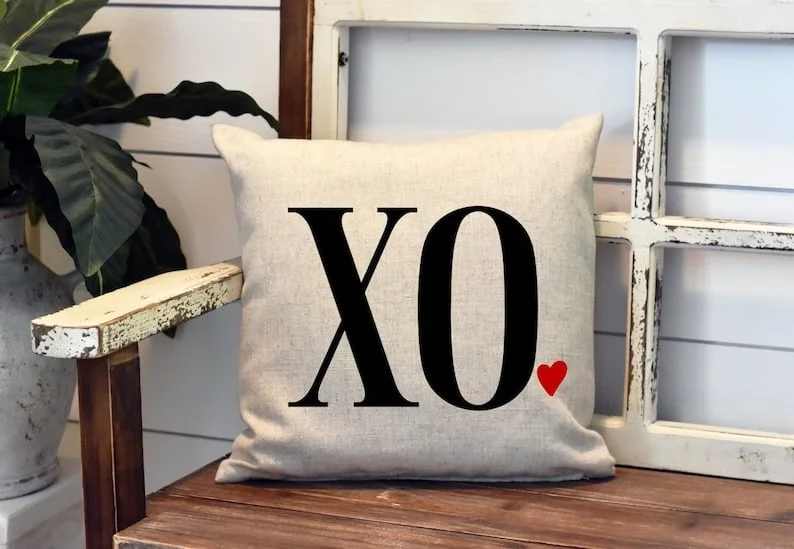 14. Almohada con la inscripción XO y corazón para el Día de San Valentín