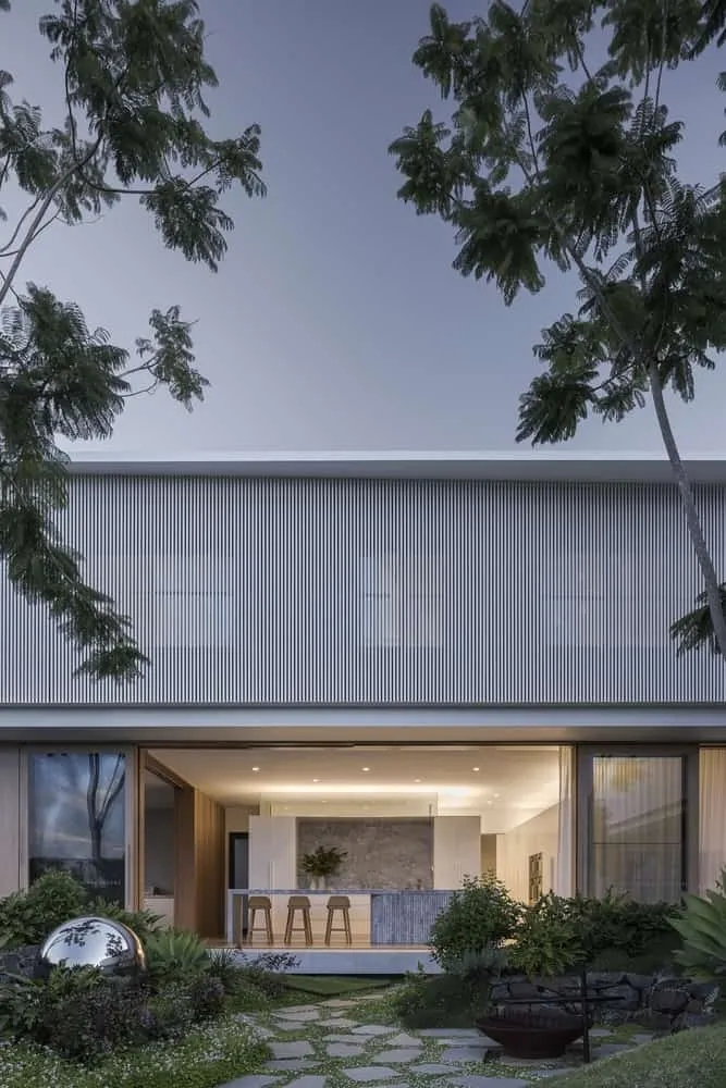 由乔·阿德赛特建筑师设计的回旋现代舒适住宅：埃斯科特的弯曲现代温馨