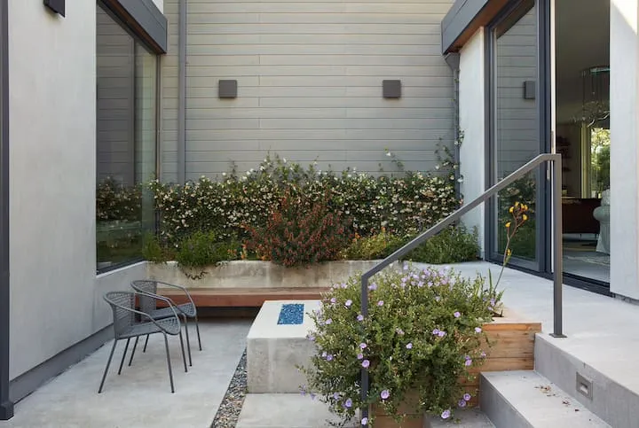 Klopf Architecture设计的C-Through住宅：帕洛阿尔托现代庭院休闲