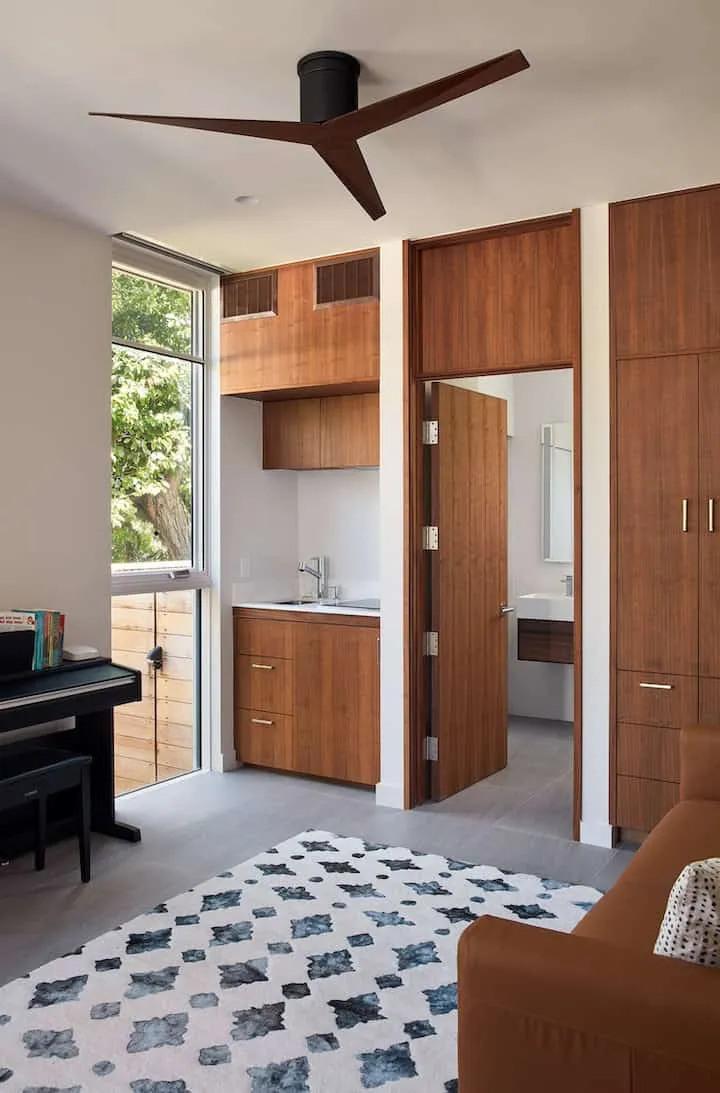 Klopf Architecture设计的C-Through住宅：帕洛阿尔托现代庭院休闲