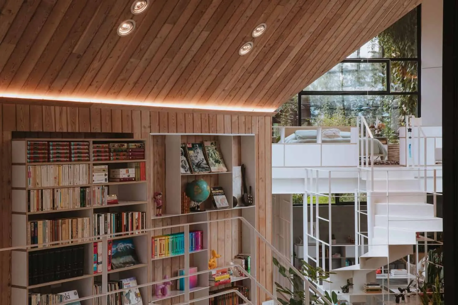 Capa Arquitectura设计的库普拉之家：模块化黑色住宅，与光影和花园交织