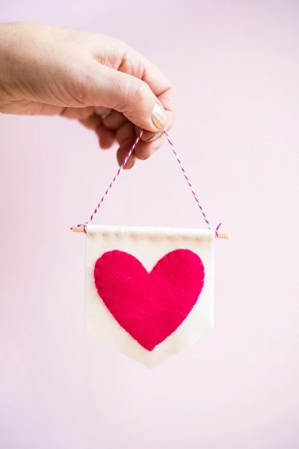 7. Guirnaldas mini con corazones