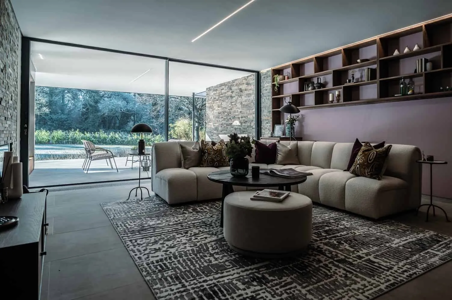 Sandwich House by Outset Think — Minimalist Home with Courtyard Inspired by Formal English Gardens, Surrey, England