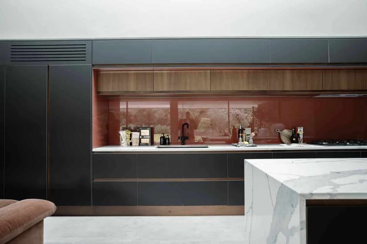 Sandwich House by Outset Think — Minimalist Home with Courtyard Inspired by Formal English Gardens, Surrey, England