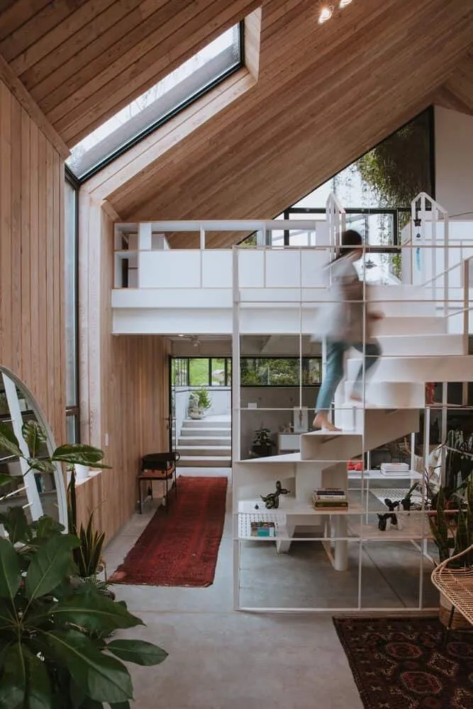 Capa Arquitectura设计的库普拉之家：模块化黑色住宅，与光影和花园交织