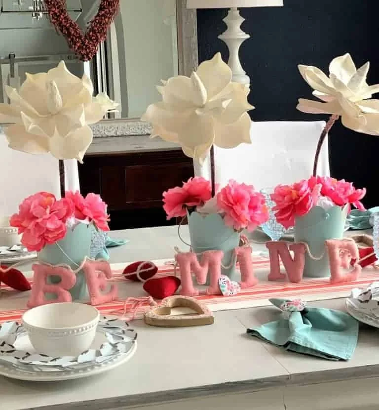 13. CONFIGURACIÓN DE MESA PARA DÍA DE SAN VALENTÍN: CORAL Y AQUA