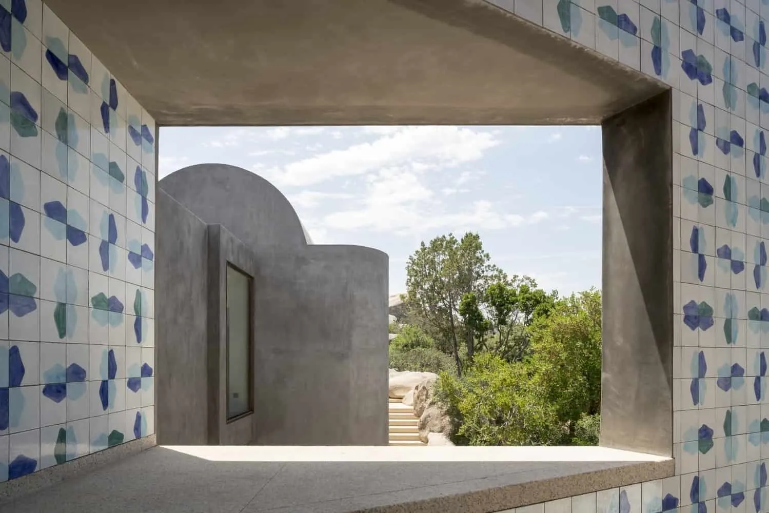 萨丁尼亚房屋由Stera Architectures设计：扎根于科斯塔·斯梅尔达景观的现代住宅